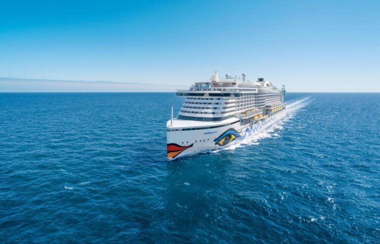 Ein großes Kreuzfahrtschiff fährt durch das offene Meer.