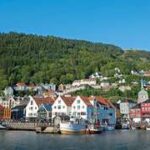 Blick auf die malerische Stadt Bergen in Norwegen, umgeben von Bergen und Fjorden.