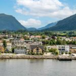 Eine Stadt in Norwegen, eingebettet zwischen beeindruckenden Bergen und einer schönen Stadtansicht.
