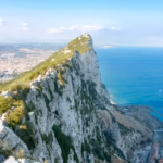 Der Felsen von Gibraltar, ein markanter Felsen an der Küste von Gibraltar, ragt majestätisch in den Himmel.