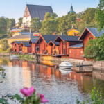 Charmante Altstadt von Helsinki, mit mittelalterlichen Gebäuden und einer einladenden Atmosphäre.