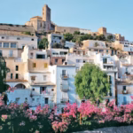 Stadtansicht von Ibiza mit zahlreichen Gebäuden auf einem Hügel.