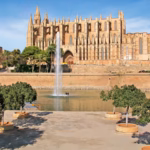 Die Kathedrale in Palma de Mallorca, bekannt für ihre majestätische Architektur und die schönen Glasfenster.