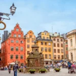 Stadtansicht von Stockholm mit futuristischen Architektur und nachhaltigen Elementen.