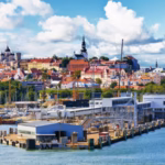 Blick auf die Altstadt von Tallinn mit historischen Gebäuden und dem Meer im Hintergrund.